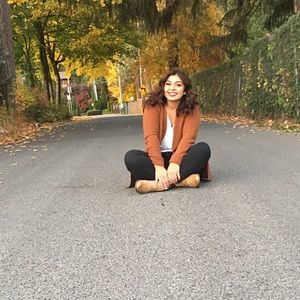 Meet your Posher, Adrienne